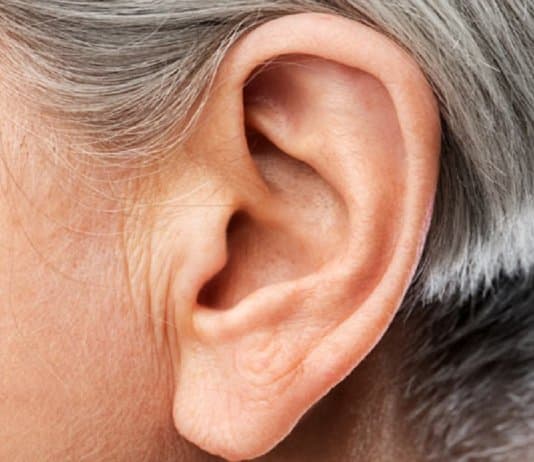 Estimulação do aparelho auditivo pode reduzir os sintomas do Parkinson