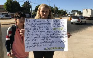asomadetodosafetos.com - Mãe faz cartaz pedindo emprego em que possa levar filho autista