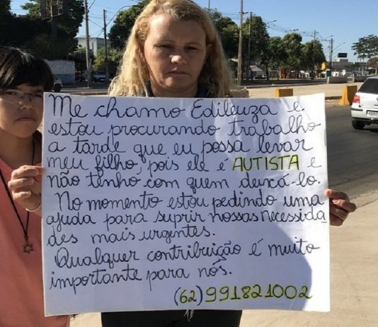 Mãe faz cartaz pedindo emprego em que possa levar filho autista