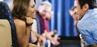 Ignorar o celular, superar a timidez e conversar com estranhos pode ser muito bom, diz a ciência Ignorar o celular, superar a timidez e conversar com estranhos pode ser muito bom, diz a ciência