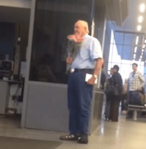 psicologiasdobrasil.com.br - Idoso espera a esposa com flores no aeroporto - ele não sabia que esse reencontro seria filmado