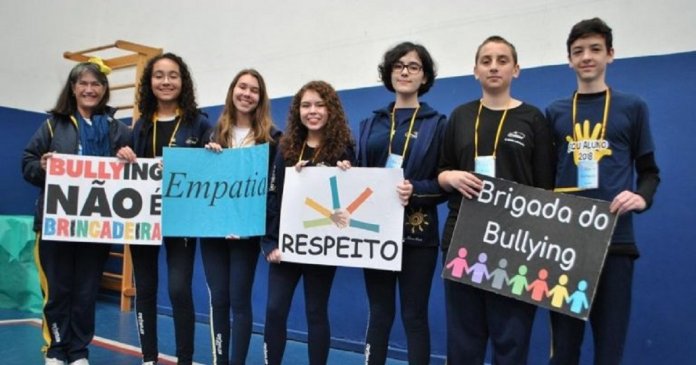 Alunos realizam ‘missão’ contra bullying em escola de Curitiba (PR)