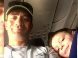 Menino com autismo viaja sozinho de avião pela primeira vez e recebe apoio e compaixão de desconhecido