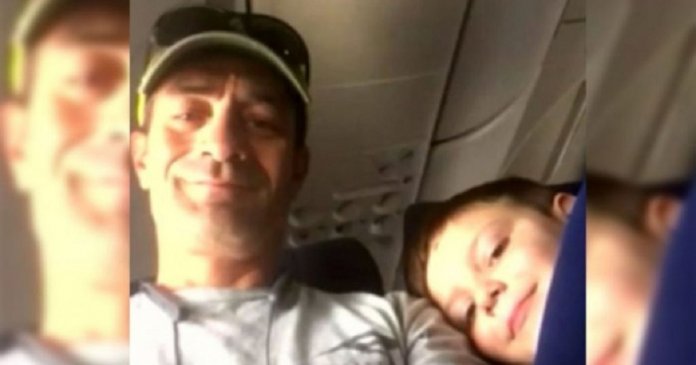 Menino com autismo viaja sozinho de avião pela primeira vez e recebe apoio e compaixão de desconhecido