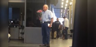 Idoso espera a esposa com flores no aeroporto – ele não sabia que esse reencontro seria filmado