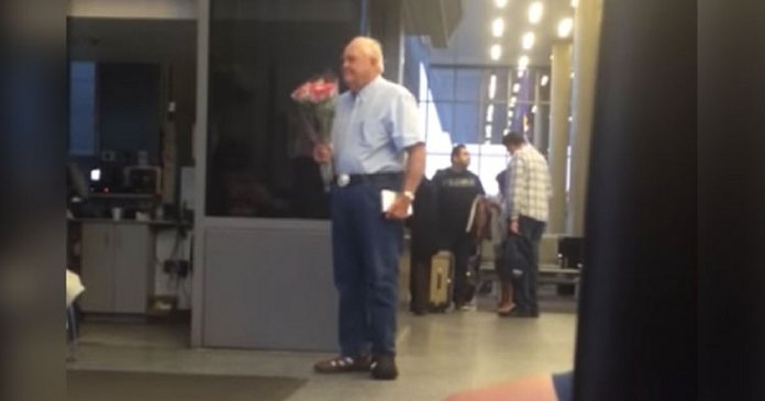 Idoso espera a esposa com flores no aeroporto – ele não sabia que esse reencontro seria filmado