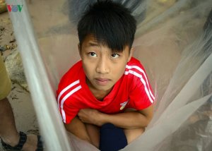 contioutra.com - Crianças de uma vila no Vietnã atravessam rio de águas bravas em sacos plásticos para chegar à escola