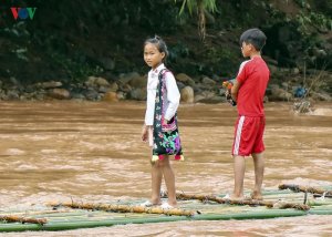 contioutra.com - Crianças de uma vila no Vietnã atravessam rio de águas bravas em sacos plásticos para chegar à escola