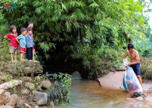 contioutra.com - Crianças de uma vila no Vietnã atravessam rio de águas bravas em sacos plásticos para chegar à escola