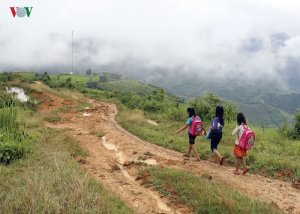 contioutra.com - Crianças de uma vila no Vietnã atravessam rio de águas bravas em sacos plásticos para chegar à escola