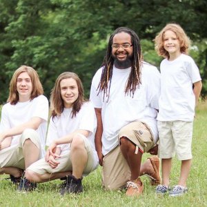 psicologiasdobrasil.com.br - 'Eu sou o pai que eu gostaria de ter tido': homem que cresceu em lar adotivo adota 3 meninos