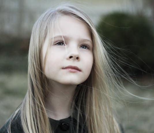 E se ensinarmos as meninas a serem corajosas, em vez de serem perfeitas?