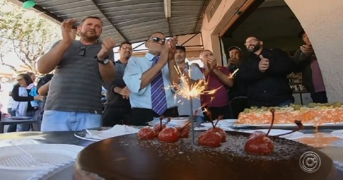 “Melhor dia da minha vida”, diz morador de rua sobre festa de aniversário surpresa organizada por comerciantes