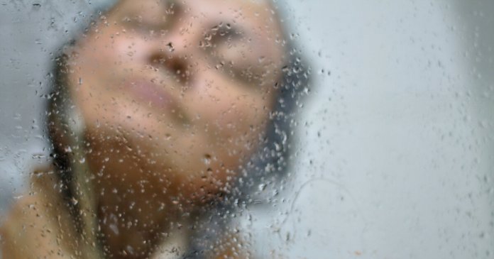 Tomar um banho quente antes de ir para a cama pode te fazer dormir melhor, diz pesquisa