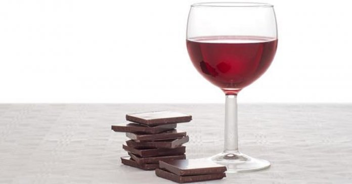 Vinho e chocolate amargo, dois poderosos aliados do rejuvenescimento