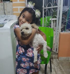 psicologiasdobrasil.com.br - Depois de perder seu cachorrinho, menina de 4 anos faz cartazes com desenho à mão e o encontra