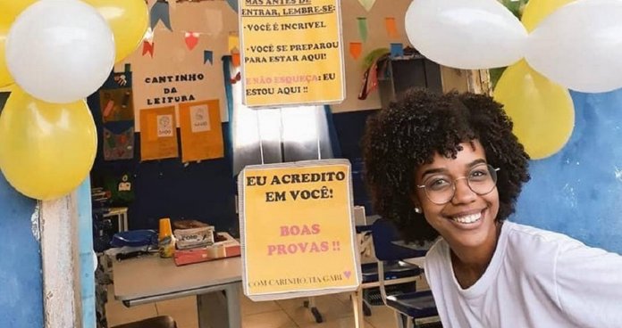 Professora dá festa antes de prova para tranquilizar seus alunos e atitude é celebrada na internet