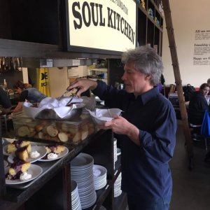 contioutra.com - Bon Jovi mantém restaurantes que servem comida grátis a pessoas necessitadas