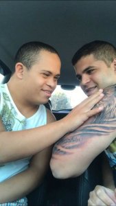 psicologiasdobrasil.com.br - Jovem tatua rosto do irmão com Down e faz surpresa emocionante