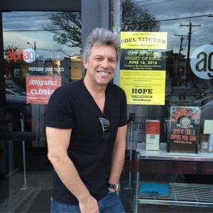 psicologiasdobrasil.com.br - Bon Jovi mantém restaurantes que servem comida grátis a pessoas necessitadas