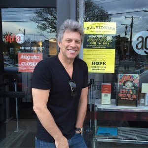 contioutra.com - Bon Jovi mantém restaurantes que servem comida grátis a pessoas necessitadas