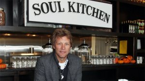 asomadetodosafetos.com - Bon Jovi mantém restaurantes que servem comida grátis a pessoas necessitadas