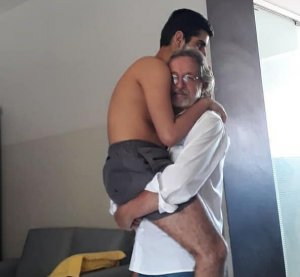 asomadetodosafetos.com - Avô segura neto autista de 17 anos no colo e foto viraliza