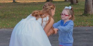 Menina autista confunde noiva com Cinderella e sua reação é a mais fofa