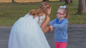 psicologiasdobrasil.com.br - Menina autista confunde noiva com Cinderella e sua reação é a mais fofa