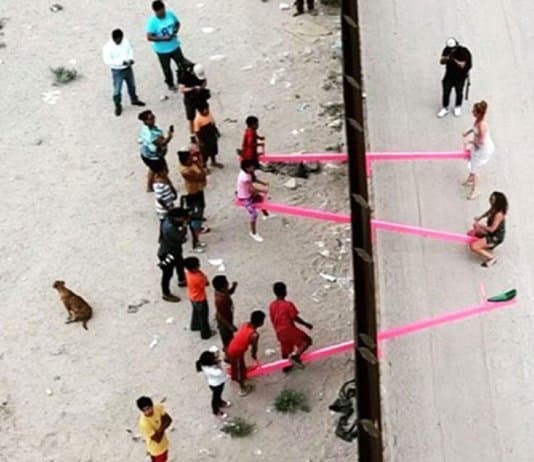 Professores instalam gangorras na fronteira EUA-México e crianças dos dois lados brincam juntas