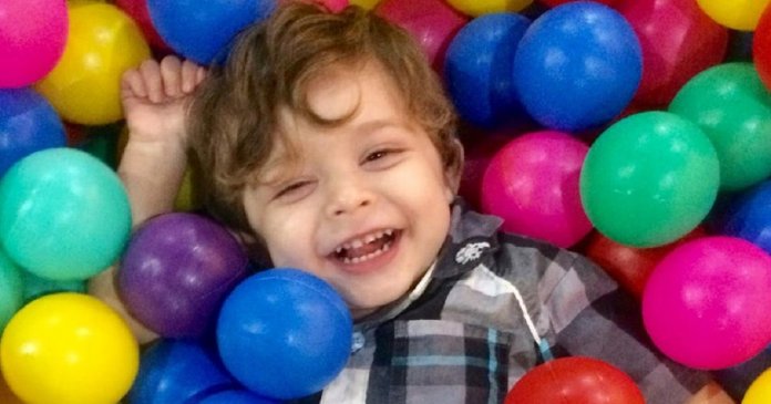 Mãe de menino autista recebe mensagem de outra mãe negando convite para festa de criança: ‘Seu filho é problemático’