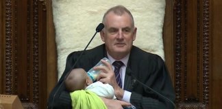 Presidente do Parlamento da Nova Zelândia embala bebê enquanto preside debate