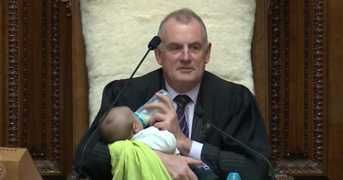 Presidente do Parlamento da Nova Zelândia embala bebê enquanto preside debate