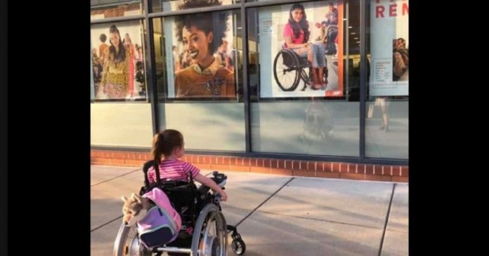 Menina sente-se representada ao ver anúncio com mulher em cadeira de rodas, e foto viraliza