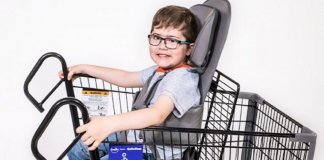 Supermercado adapta carrinhos para crianças com deficiência
