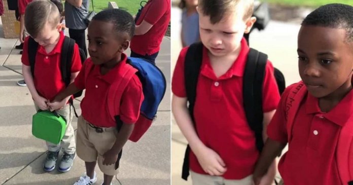 Menino ajuda coleguinha com autismo no primeiro dia de aula e foto comove a web