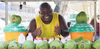 Sorriso no rosto e boa vontade: Desempregado compra apartamento e kombi vendendo coco