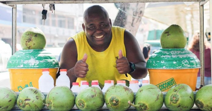 Sorriso no rosto e boa vontade: Desempregado compra apartamento e kombi vendendo coco