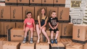 psicologiasdobrasil.com.br - Menininha com espírito solidário inspira sua mãe a comprar 1.500 sapatos para crianças necessitadas