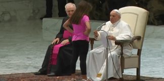 Papa Francisco permite que garotinha com deficiência ocupe palco e cativa plateia