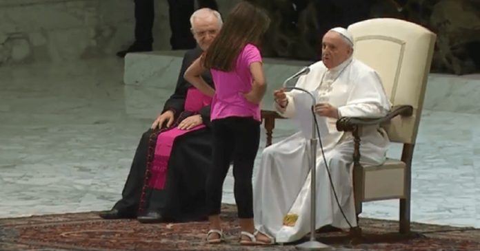Papa Francisco permite que garotinha com deficiência ocupe palco e cativa plateia