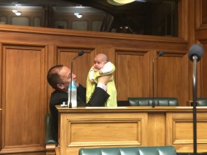 psicologiasdobrasil.com.br - Presidente do Parlamento da Nova Zelândia embala bebê enquanto preside debate
