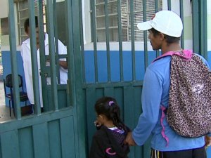 asomadetodosafetos.com - Pai adapta bicicleta e pedala 40 km todos os dias para levar filha à escola