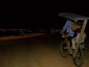 asomadetodosafetos.com - Pai adapta bicicleta e pedala 40 km todos os dias para levar filha à escola