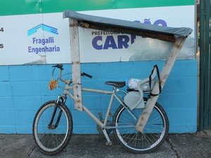 asomadetodosafetos.com - Pai adapta bicicleta e pedala 40 km todos os dias para levar filha à escola