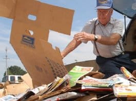 Coletando materiais recicláveis e juntando moedas de um centavo, vovô de 86 anos doa pequena fortuna a orfanato