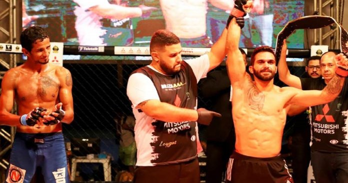 Campeão de MMA doa valor da bolsa a adversário que viajou 35h de ônibus