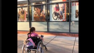 psicologiasdobrasil.com.br - Menina sente-se representada ao ver anúncio com mulher em cadeira de rodas, e foto viraliza