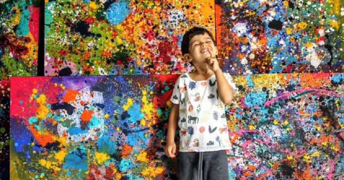 Menino de 3 anos com autismo tem vida transformada através da pintura