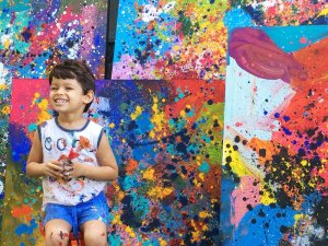 psicologiasdobrasil.com.br - Menino de 3 anos com autismo tem vida transformada através da pintura